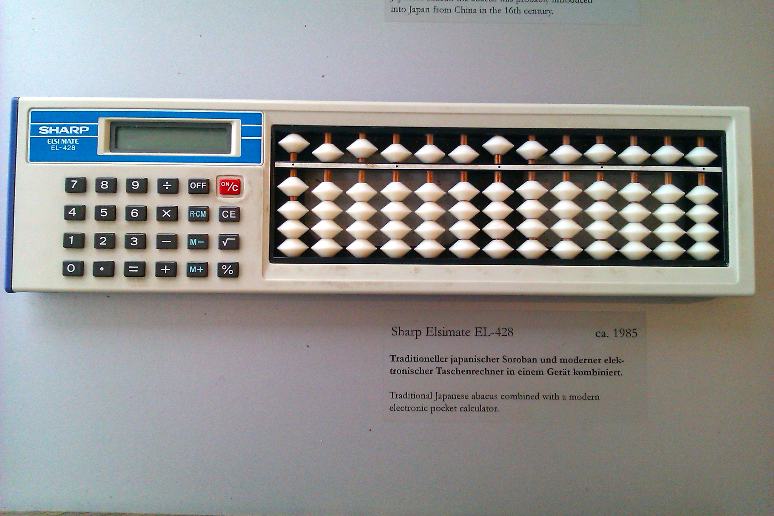 Счеты и калькулятор. Первые бухгалтерские калькуляторы. Счёты или калькулятор. Калькулятор юмор.